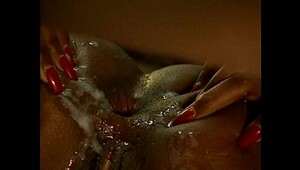 Neve campbell sex in the swiming pool3