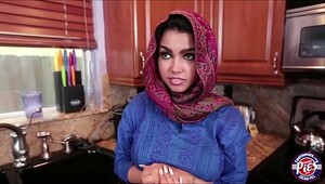 Saudi arabian girls flashing for the room service prank