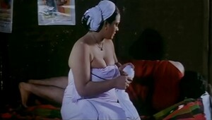 Hot indian mallu aunty show her boobs while bathing