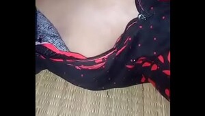 Desi aunty cleavage show at work