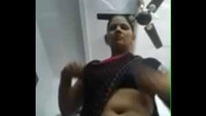 Tamil aunty pissiing in public