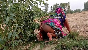Dehati bhabhi on sex field