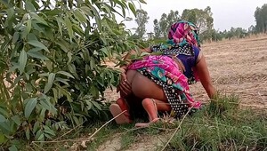 Desi bhabhi ki chudai in field