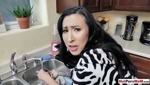 Stepmom doing dishes, the beautiful women are eager for a hot fuck