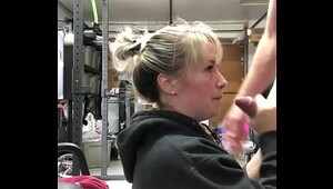 Woman gives the hairdresser n handjob