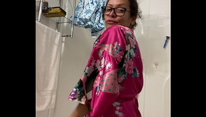Sous la robe lyce, a good girl demonstrates her sex skills