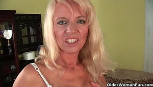 Blonde gets her pussy probed by tongue