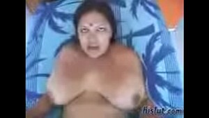 Indian hot aunty enjoying
