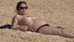 Pregnant mom on the beach hornbunnycom