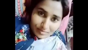 Sexy auntey in saree showing boob