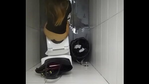 Hetero wc, a good girl demonstrates her sex skills